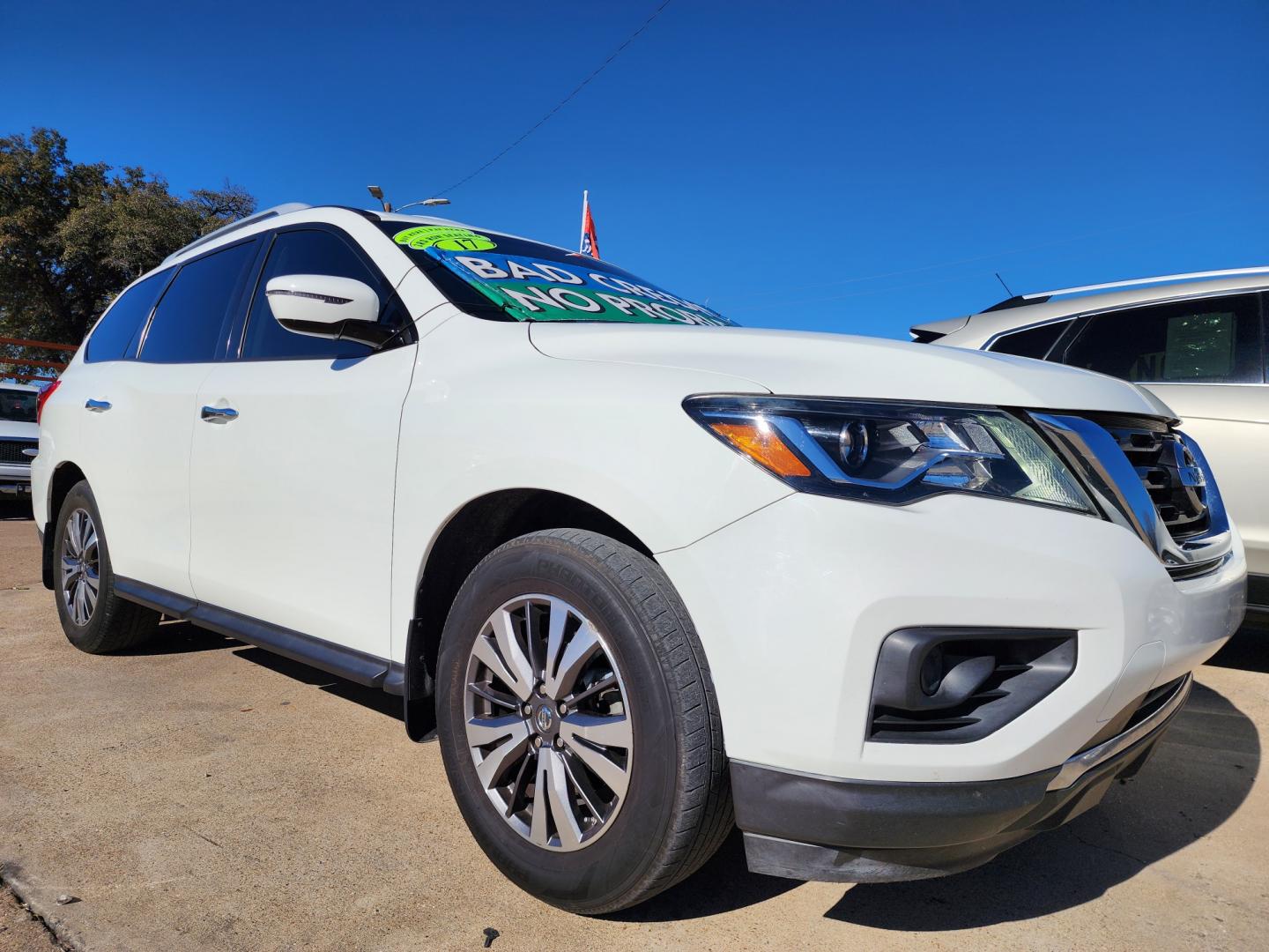 2017 WHITE Nissan Pathfinder S (5N1DR2MN8HC) , AUTO transmission, located at 2660 S.Garland Avenue, Garland, TX, 75041, (469) 298-3118, 32.885551, -96.655602 - Welcome to DallasAutos4Less, one of the Premier BUY HERE PAY HERE Dealers in the North Dallas Area. We specialize in financing to people with NO CREDIT or BAD CREDIT. We need proof of income, proof of residence, and a ID. Come buy your new car from us today!! This is a SUPER CLEAN 2017 NISSAN PAT - Photo#1